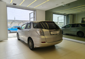 Подержанный автомобиль Honda Fit Shuttle 2014 года (6 фото)