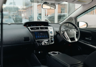 Подержанный автомобиль Toyota Prius Alpha 2015 года (10 фото)