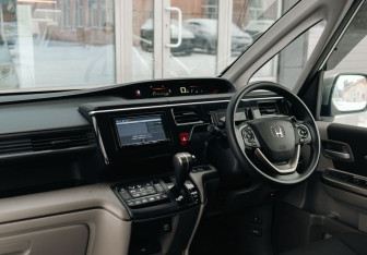 Подержанный автомобиль Honda Stepwgn 2019 года (10 фото)