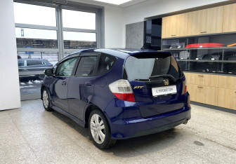 Подержанный автомобиль Honda Fit 2008 года (7 фото)