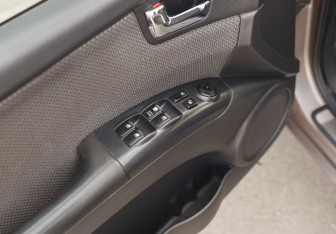 Подержанный автомобиль Kia Sportage 2008 года (15 фото)