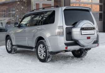 Подержанный автомобиль Mitsubishi Pajero 2011 года (7 фото)