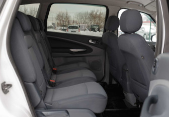 Подержанный автомобиль Ford S-MAX 2008 года (17 фото)