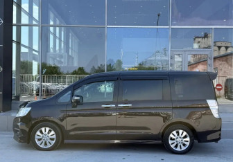 Подержанный автомобиль Honda Stepwgn 2012 года (8 фото)