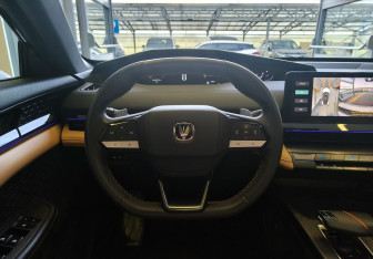 Подержанный автомобиль Changan UNI-V 2023 года (9 фото)