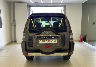 Подержанный автомобиль Mitsubishi Pajero 2012 года (5 фото)