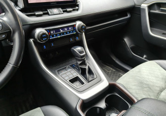 Подержанный автомобиль Toyota RAV4 2022 года (11 фото)