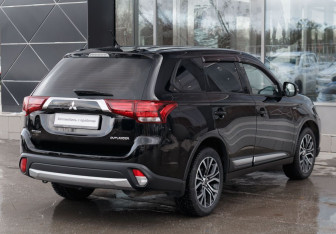Подержанный автомобиль Mitsubishi Outlander 2015 года (5 фото)