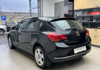 Подержанный автомобиль Opel Astra Wagon 2012 года (6 фото)
