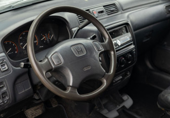Подержанный автомобиль Honda CR-V 2001 года (11 фото)