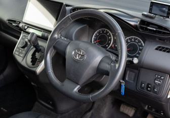 Подержанный автомобиль Toyota Wish Minivan 2011 года (11 фото)