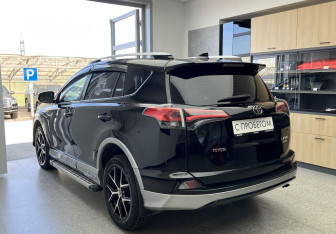 Подержанный автомобиль Toyota RAV4 2017 года (6 фото)