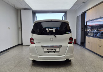 Подержанный автомобиль Honda Freed 2013 года (5 фото)
