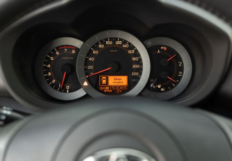 Подержанный автомобиль Toyota RAV4 2011 года (12 фото)