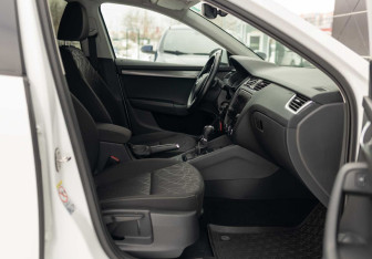 Подержанный автомобиль Skoda Octavia Liftback 2018 года (18 фото)