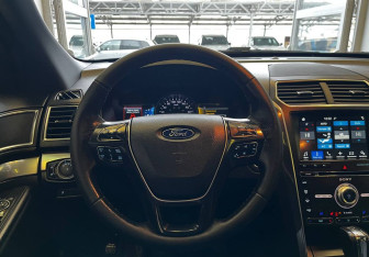 Подержанный автомобиль Ford Explorer 2018 года (11 фото)