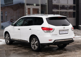 Подержанный автомобиль Nissan Pathfinder 2014 года (7 фото)