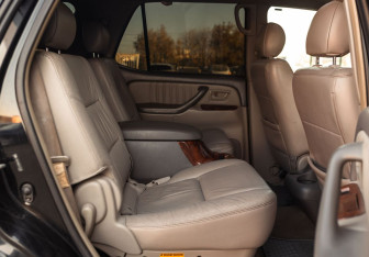 Подержанный автомобиль Toyota Sequoia 2004 года (21 фото)