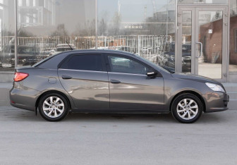 Подержанный автомобиль DongFeng S30 2015 года (4 фото)