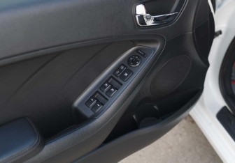 Подержанный автомобиль Kia Cerato Sedan 2013 года (17 фото)