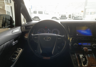 Подержанный автомобиль Toyota Alphard 2017 года (12 фото)