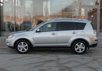 Подержанный автомобиль Mitsubishi Outlander 2008 года (8 фото)