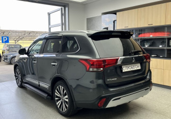 Подержанный автомобиль Mitsubishi Outlander 2020 года (6 фото)