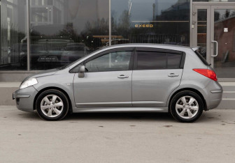 Подержанный автомобиль Nissan Tiida Hatchback 2013 года (9 фото)