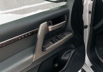 Подержанный автомобиль Toyota Land Cruiser Suv 2008 года (17 фото)