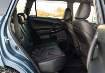 Подержанный автомобиль Toyota RAV4 2011 года (21 фото)