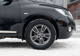 Подержанный автомобиль Nissan Pathfinder 2015 года (9 фото)