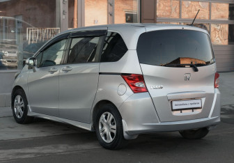 Подержанный автомобиль Honda Freed 2010 года (7 фото)
