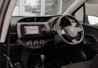 Подержанный автомобиль Toyota Vitz 2018 года (10 фото)