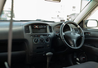 Подержанный автомобиль Toyota Probox 2008 года (10 фото)