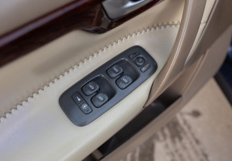 Подержанный автомобиль Volvo XC70 2001 года (15 фото)