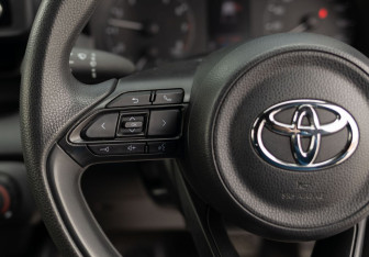 Подержанный автомобиль Toyota Yaris Hatchback 2020 года (12 фото)