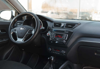 Подержанный автомобиль Kia Rio Sedan 2015 года (10 фото)