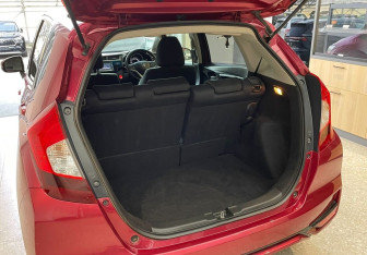 Подержанный автомобиль Honda Fit 2018 года (10 фото)