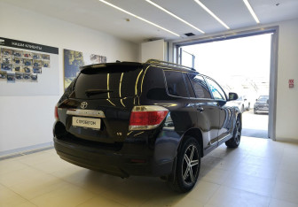 Подержанный автомобиль Toyota Highlander 2013 года (4 фото)