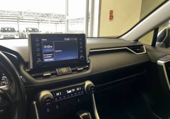 Подержанный автомобиль Toyota RAV4 2020 года (13 фото)