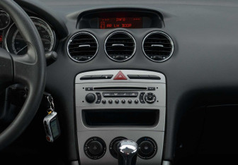 Подержанный автомобиль Peugeot 308 Hatchback 2011 года (13 фото)