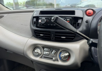 Подержанный автомобиль Nissan Tino 1999 года (13 фото)