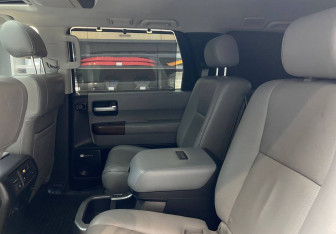 Подержанный автомобиль Toyota Sequoia 2011 года (13 фото)