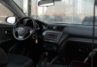 Подержанный автомобиль Kia Rio Sedan 2017 года (10 фото)