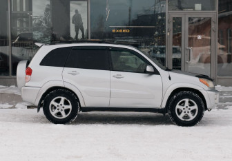 Подержанный автомобиль Toyota RAV4 2003 года (4 фото)