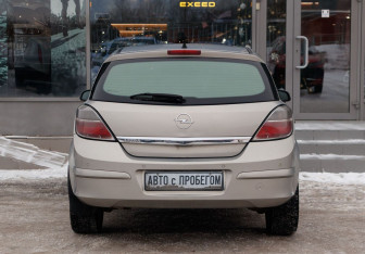Подержанный автомобиль Opel Astra Sedan 2007 года (6 фото)