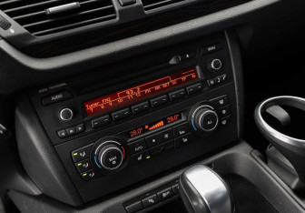 Подержанный автомобиль BMW X1 2011 года (15 фото)