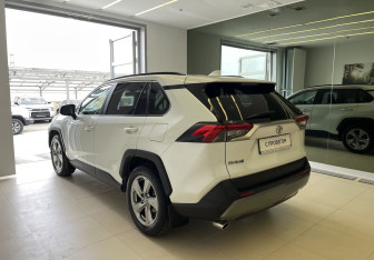 Подержанный автомобиль Toyota RAV4 2020 года (6 фото)