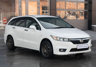 Подержанный автомобиль Honda Stream 2007 года (3 фото)