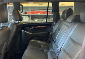 Подержанный автомобиль Toyota Land Cruiser Prado 2005 года (11 фото)